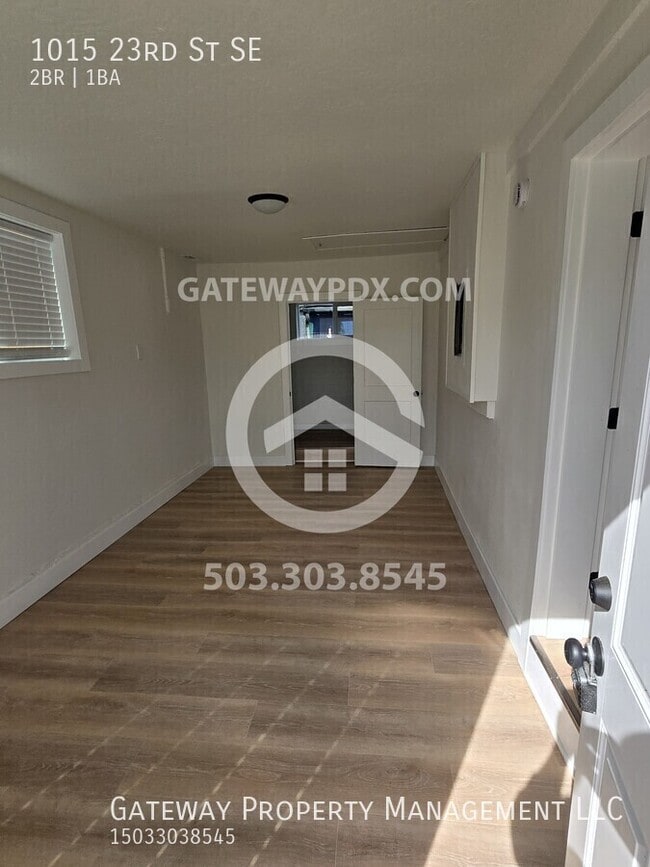 Building Photo - 1015 23rd St SE