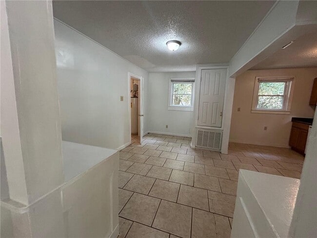 Building Photo - 909 Pansy Ct