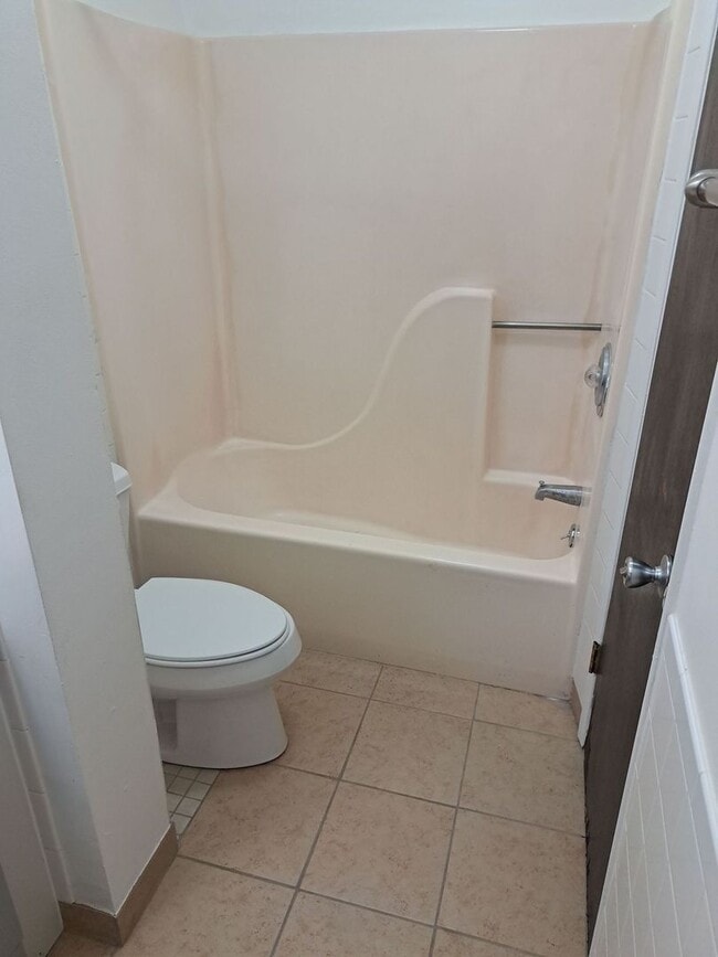 Building Photo - 4837 S Lakewood Dr