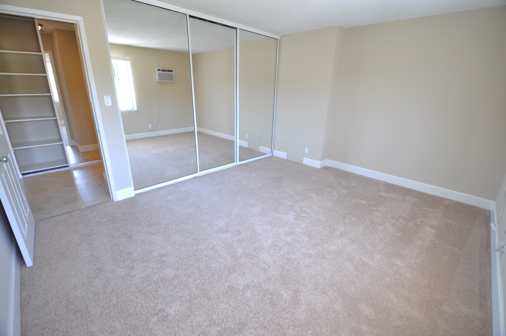 Building Photo - 14025 Moorpark St