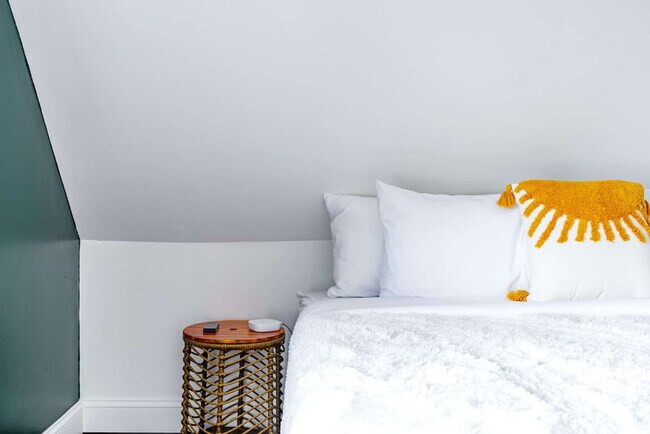 Building Photo - 98 Brickel St