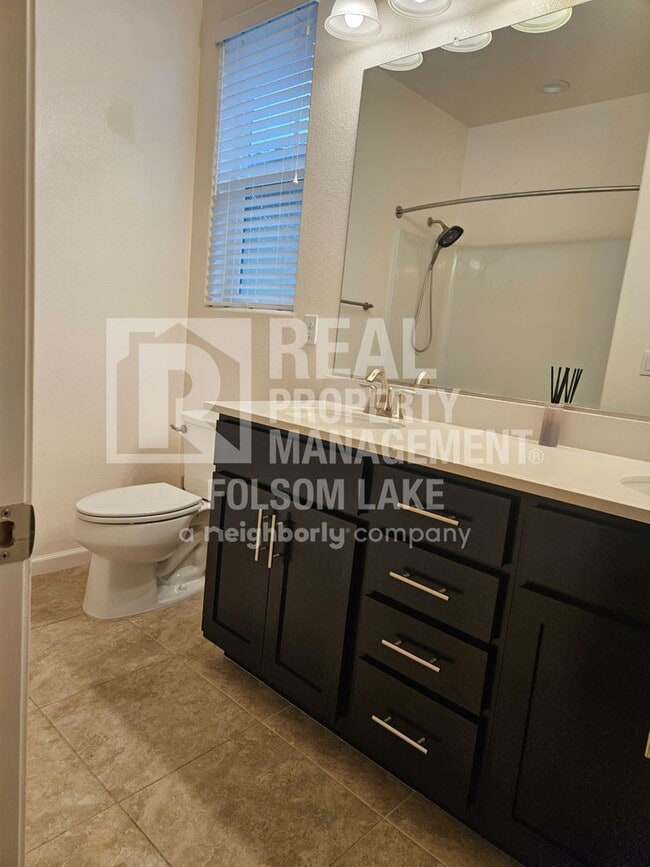 Building Photo - Spacious 3 bedroom 2.5 bath in the Westsho...