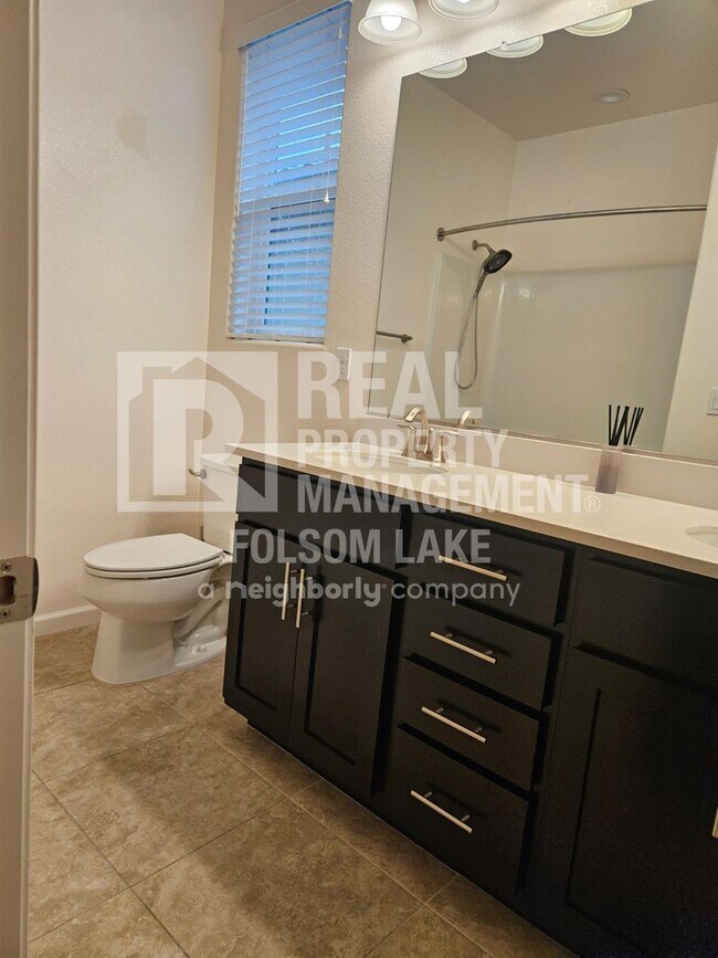 Building Photo - Spacious 3 bedroom 2.5 bath in the Westshore Lake Neighborhood