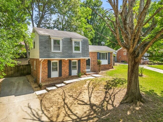Building Photo - Large Home in Four Seasons Area, Hardwoods, Dining Room, Screed Porch, Fenced!