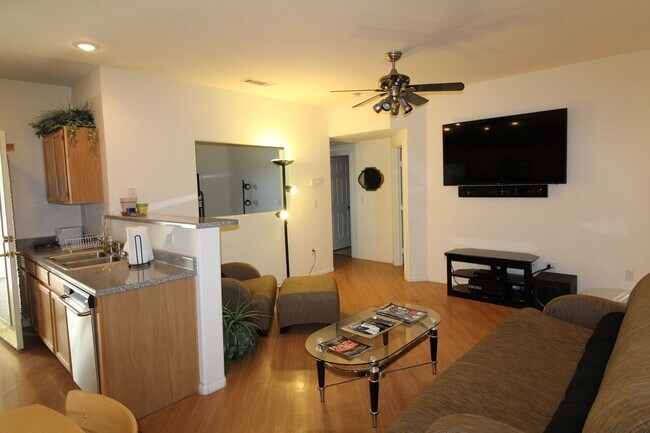 Building Photo - SHOWINGS AVAILABLE NOW