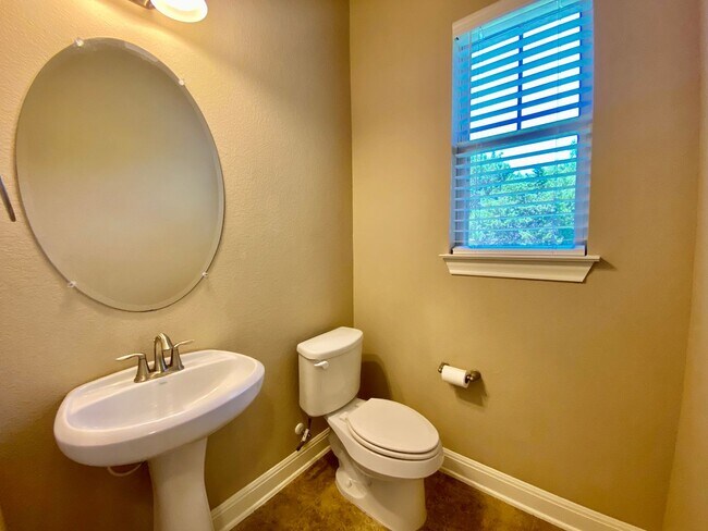 Building Photo - 3 Bedroom 2.5 Bathroom Detached Condo in South Austin!!