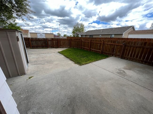 Building Photo - 1 Bedroom 1 Bath Townhouse in Great Neighborhood