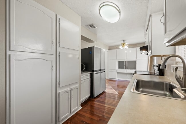 Building Photo - 8818 Edgemoor Dr