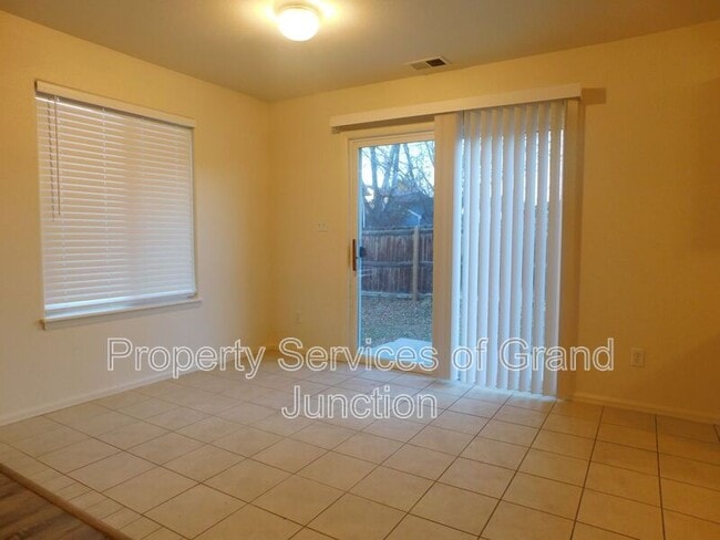 Building Photo - 3132 Shamrock Dr
