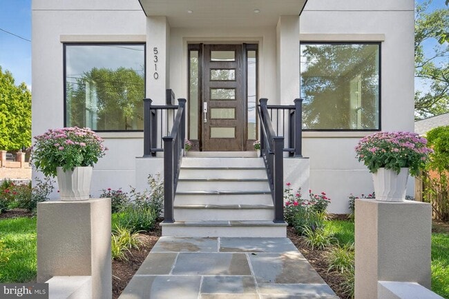 Building Photo - 5310 Cathedral Ave NW