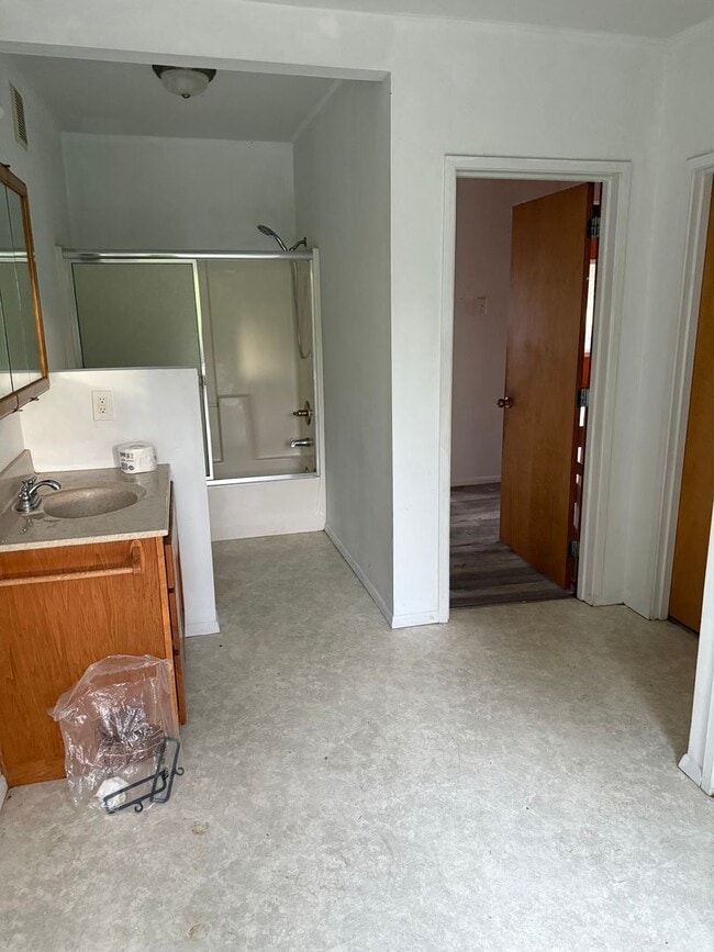 Building Photo - Spacious Two-Story with Country Kitchen an...