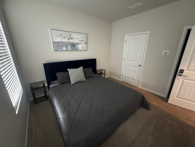 Building Photo - Room in Townhome on Chestnut Trce