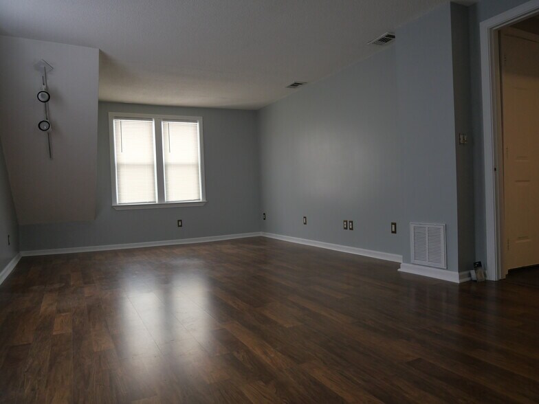 Large bedroom - 55 Makara St