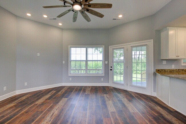 Building Photo - 133 Riverbend Dr
