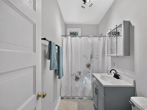 Full bathroom upstairs - 1731 Nicholson Pl