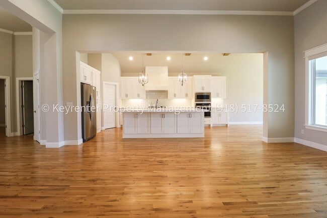 Building Photo - COMING SOON! Marvelous and Modern 3 Bed/ 3.5 Bath Home in South Broken Arrow!