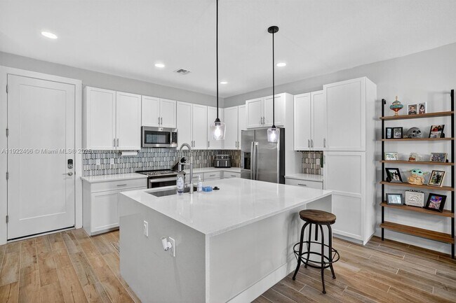 Building Photo - 1402 SW 4th Ave