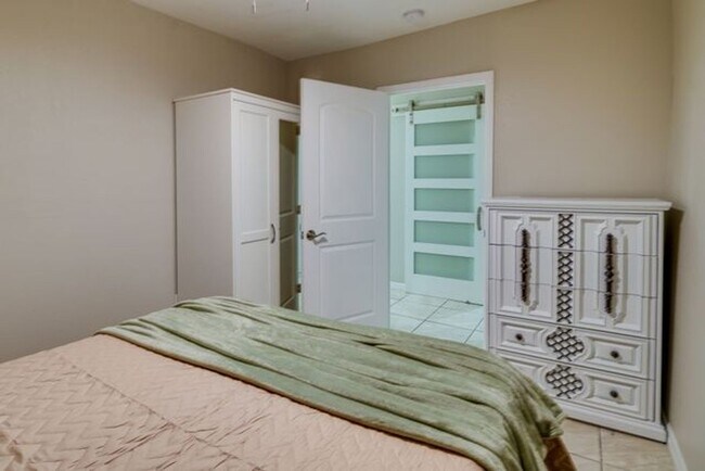 Building Photo - 2 bedroom 1 bath close to downtown Melbourne, FIT and the beaches.