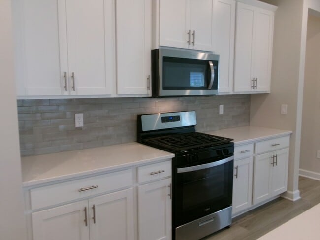 Building Photo - New pond view 5 bedroom, 3 bath home in Cl...
