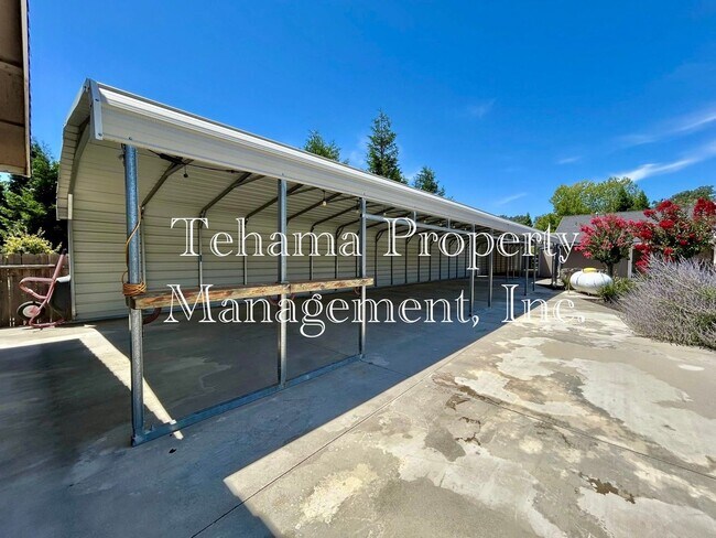 Building Photo - Executive 3 Bederoom 2 Bathroom home with in-ground pool and landscaping service included.