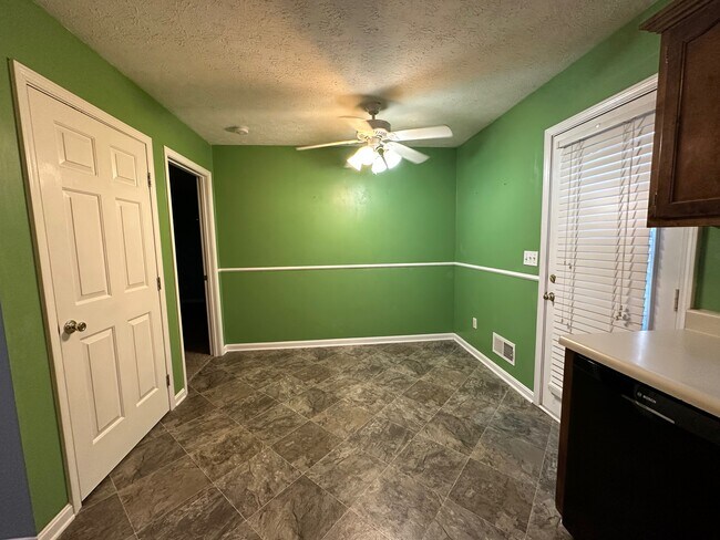 Building Photo - 9800 Spring Pointe Ct
