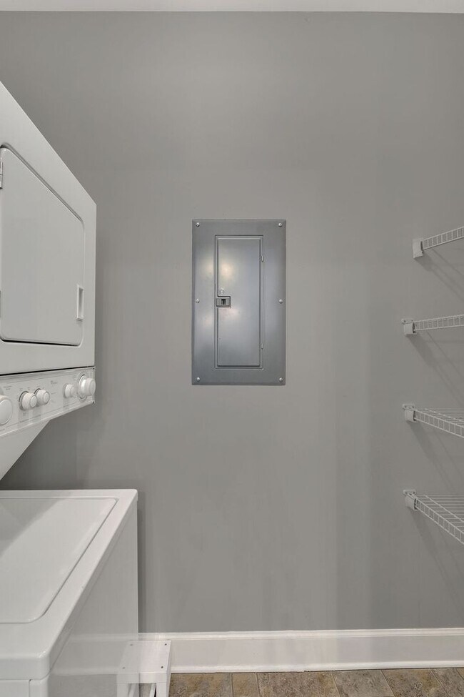 Building Photo - Stylish Condo with Balcony Views in South Nashville