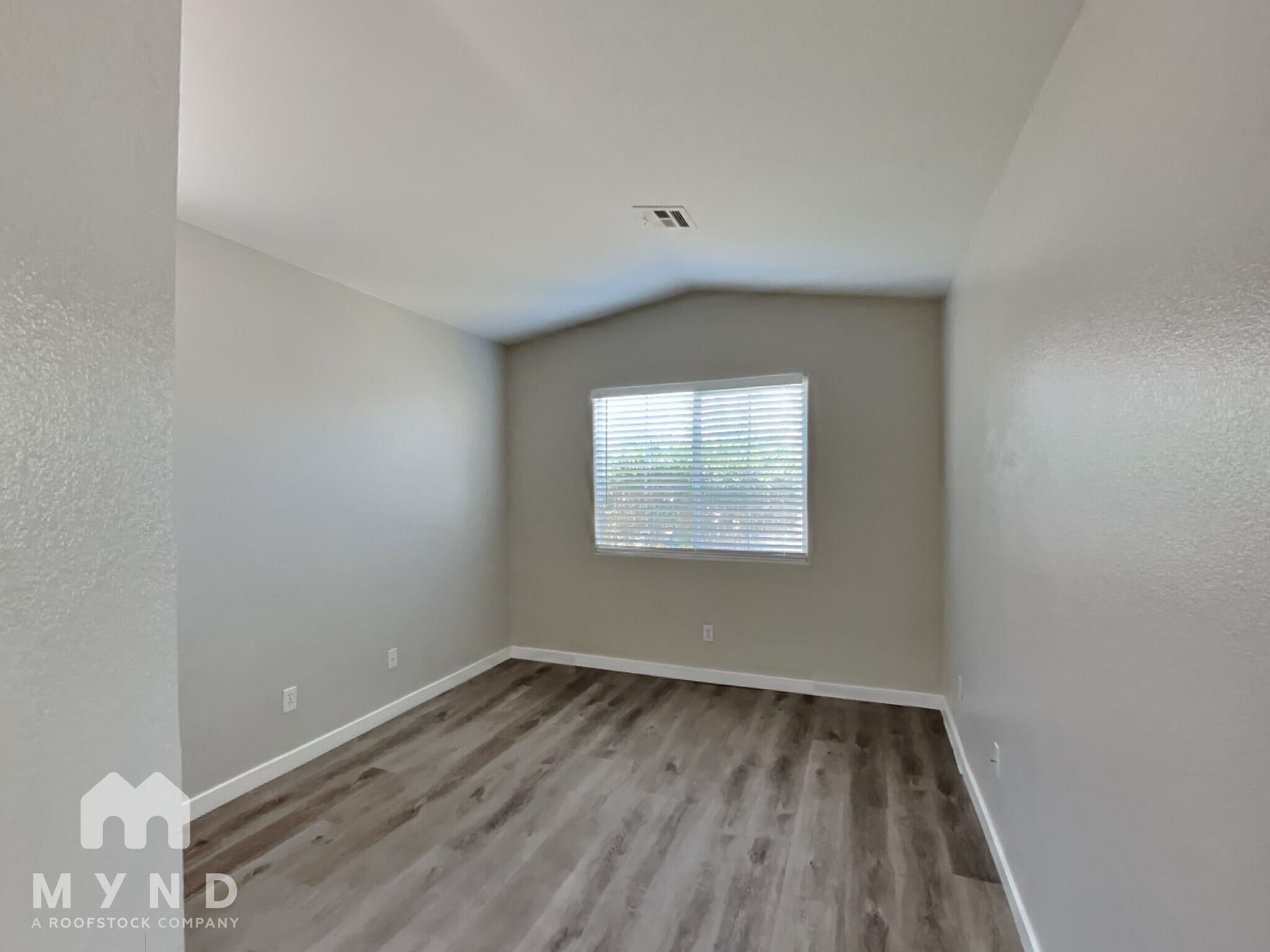 Building Photo - 423 Regal Robin Way