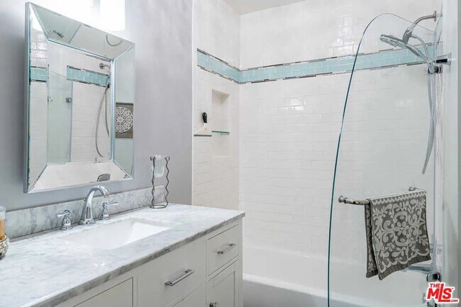 Building Photo - 5870 Green Valley Cir