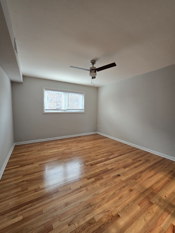 Building Photo - 2214 W Touhy Ave