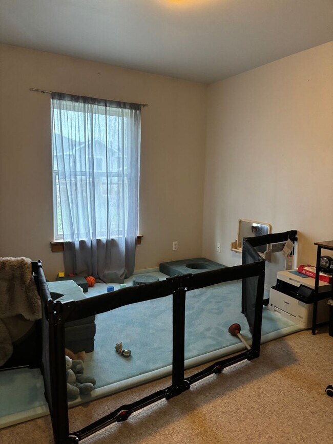 Building Photo - Beautiful house near walking trails and the hospital. Beautiful views of the Bridger Mountains