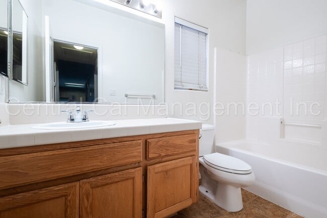 Building Photo - Large 4 Bedroom, 3 Bath Home in the Desire...