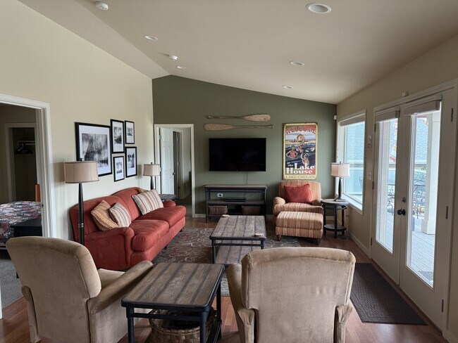 Building Photo - 165 Coral St