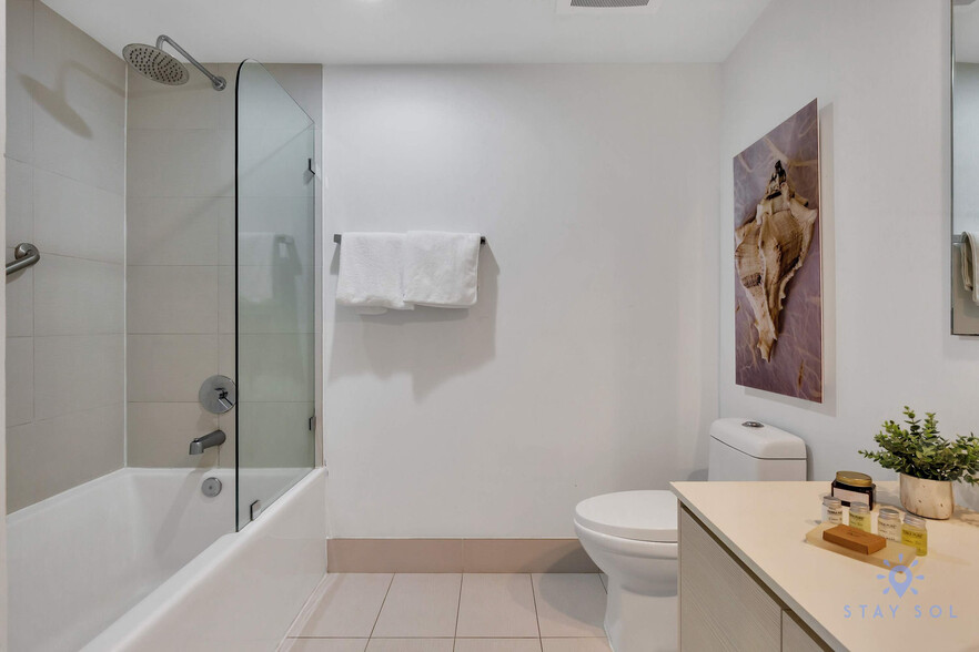 Building Photo - 2602 E Hallandale Beach Blvd