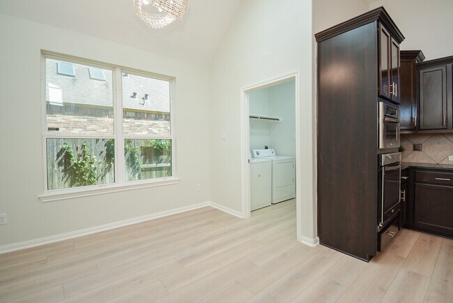 Building Photo - 6403 Edinburgh Ct