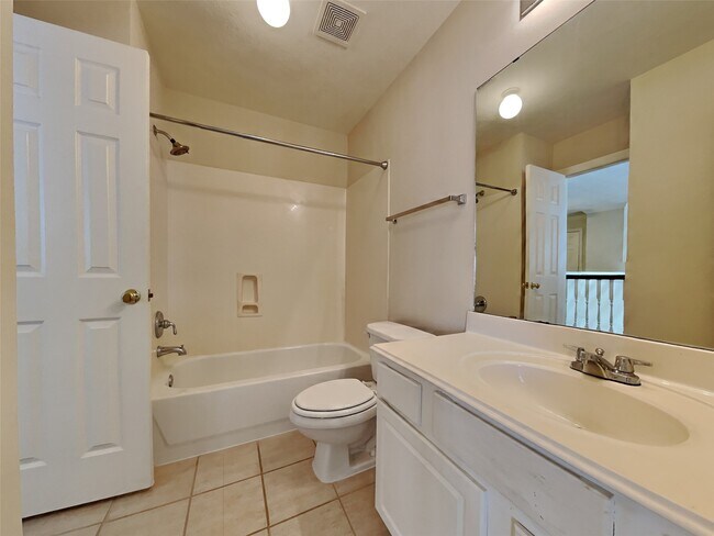 Building Photo - 1127 Enclave Square E