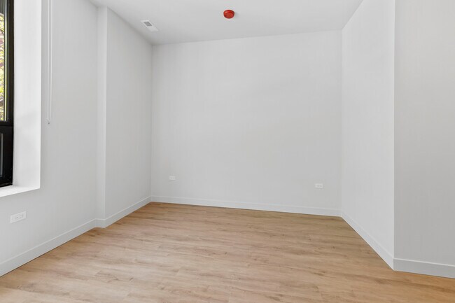 Building Photo - 1550 W Monroe St