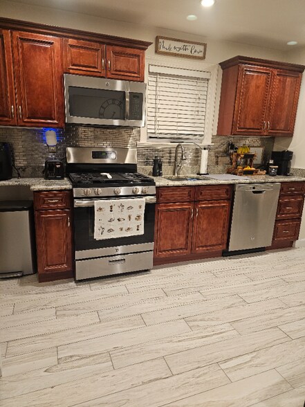 Building Photo - 275 Emerald St