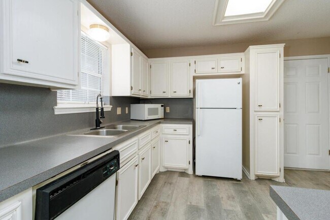 Building Photo - 2807 Montgomery Dr