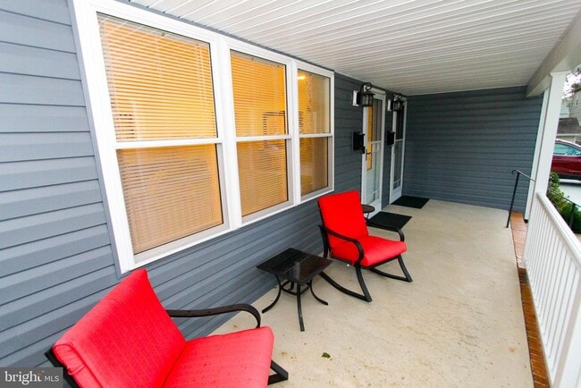 Building Photo - 319 W Cir