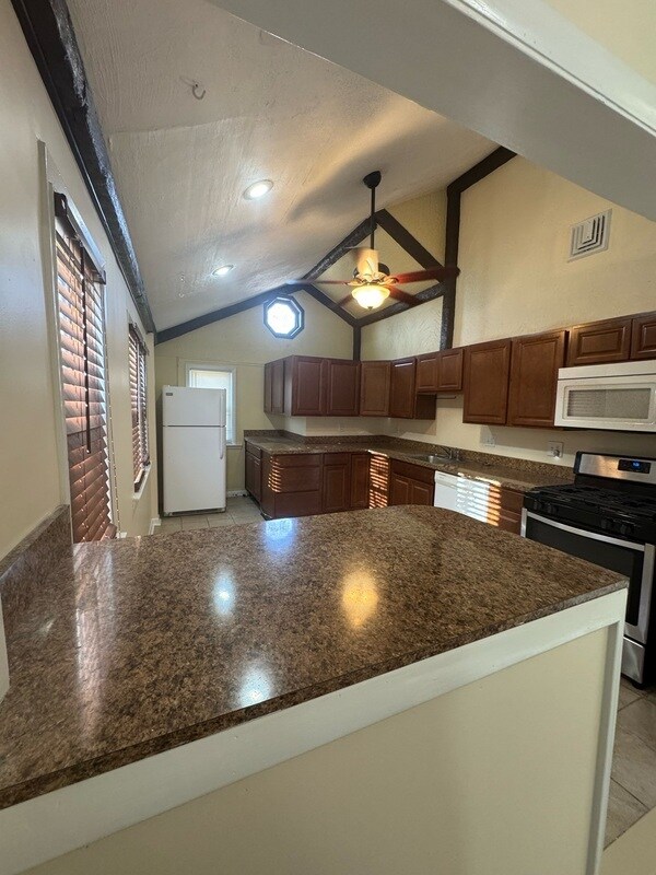 Building Photo - 127 E Pine St