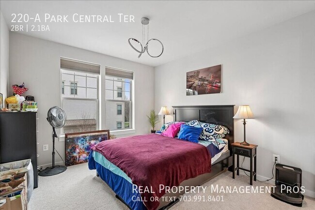 Building Photo - 220 Park Central Ter