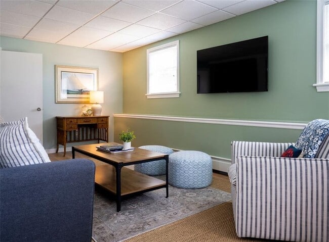 Building Photo - 11 N Hillview Dr