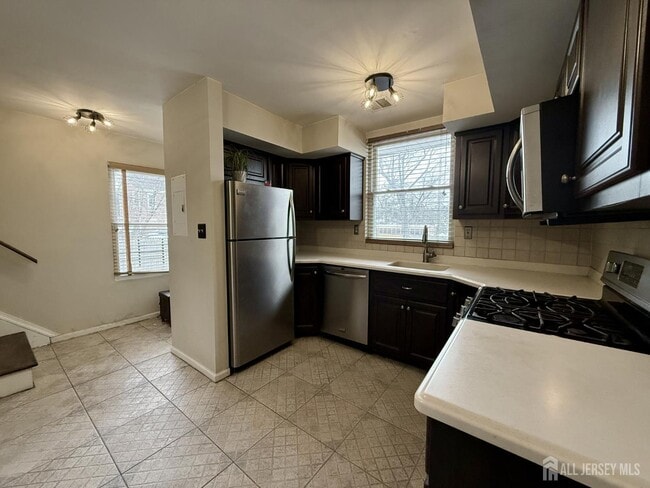 Building Photo - 17 Florida Grove Rd