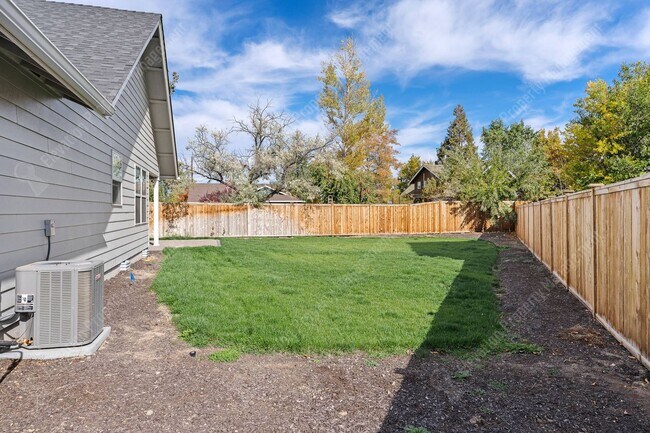Building Photo - 3BR - 2BA Modern Living in a Quiet Cul-de-Sac