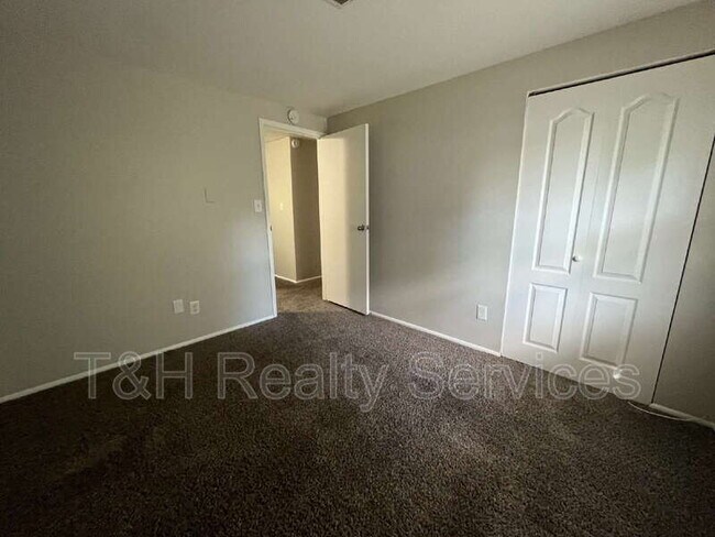 Building Photo - 724 Southfield Ct