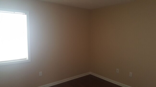 Building Photo - 3rd Floor 2 Bedroom in River Oaks