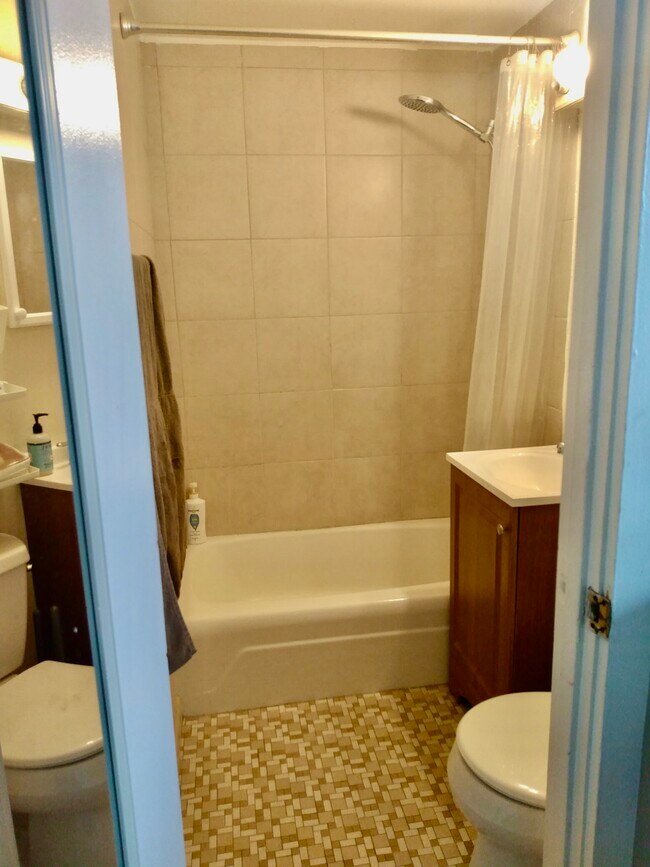 Building Photo - 108 Myrtle St