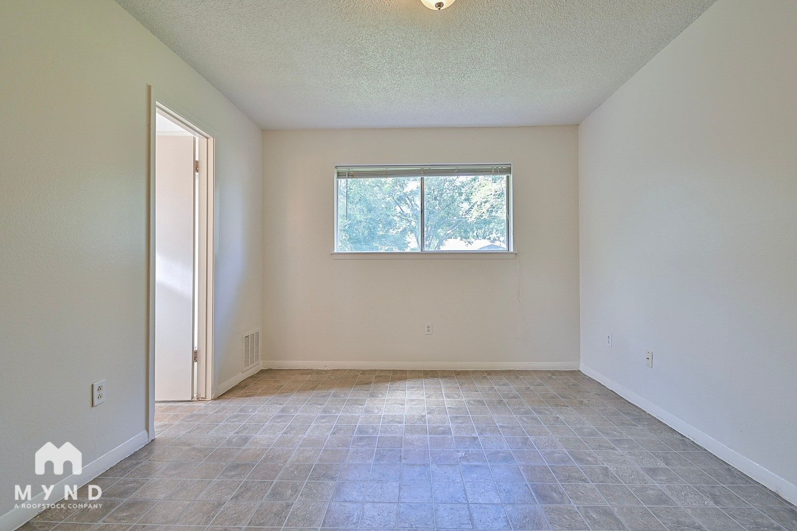 Building Photo - 712 Meadowglen Dr