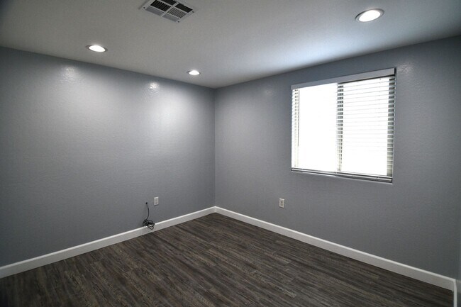 Building Photo - Within Walking Distance To Grand Canyon University