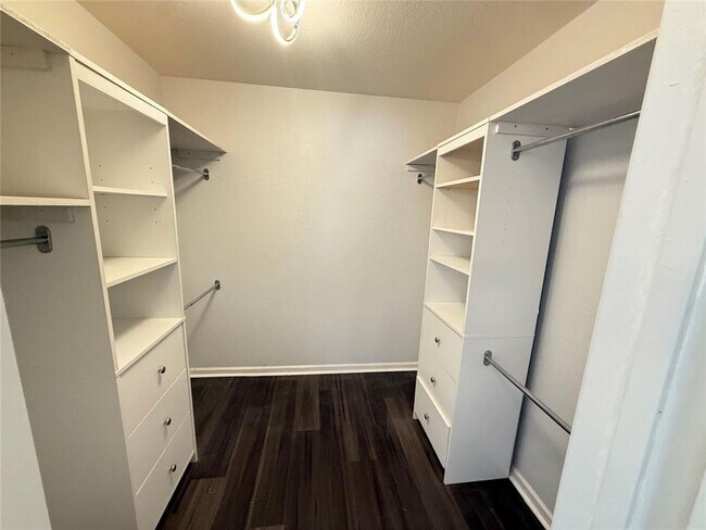 Building Photo - 3 Bed / 2 Bath / 2 living room a great bac...